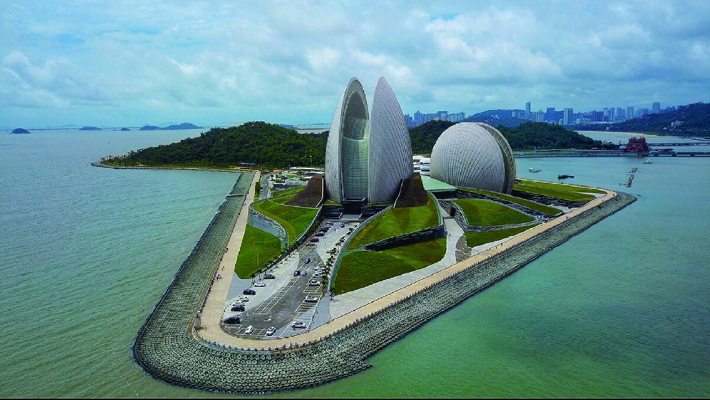 陶瓷透水磚越來越多的出現(xiàn)在我們的城市中